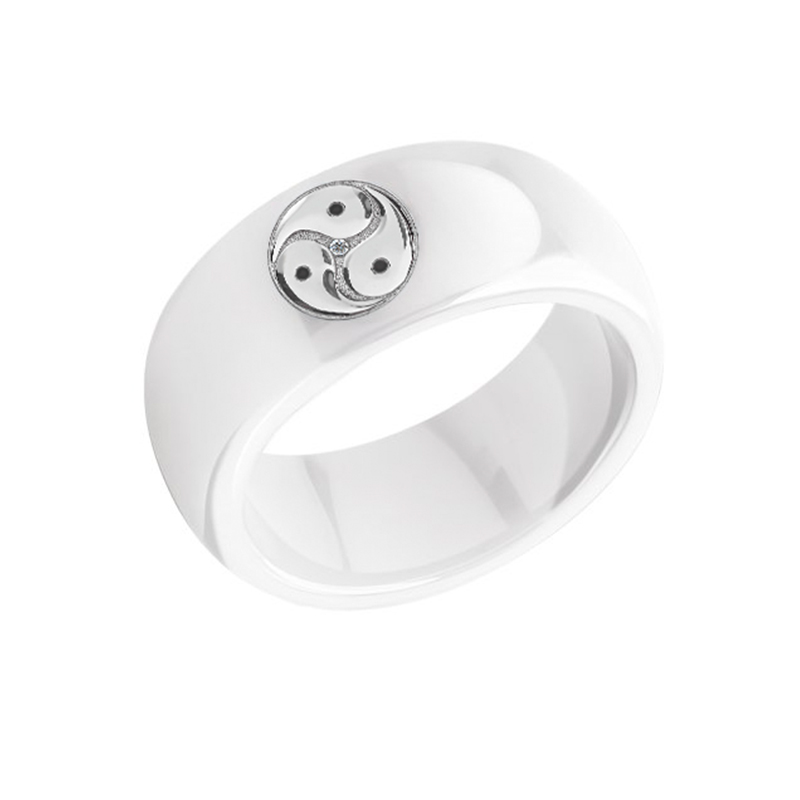 Керамическое кольцо с бриллиантом